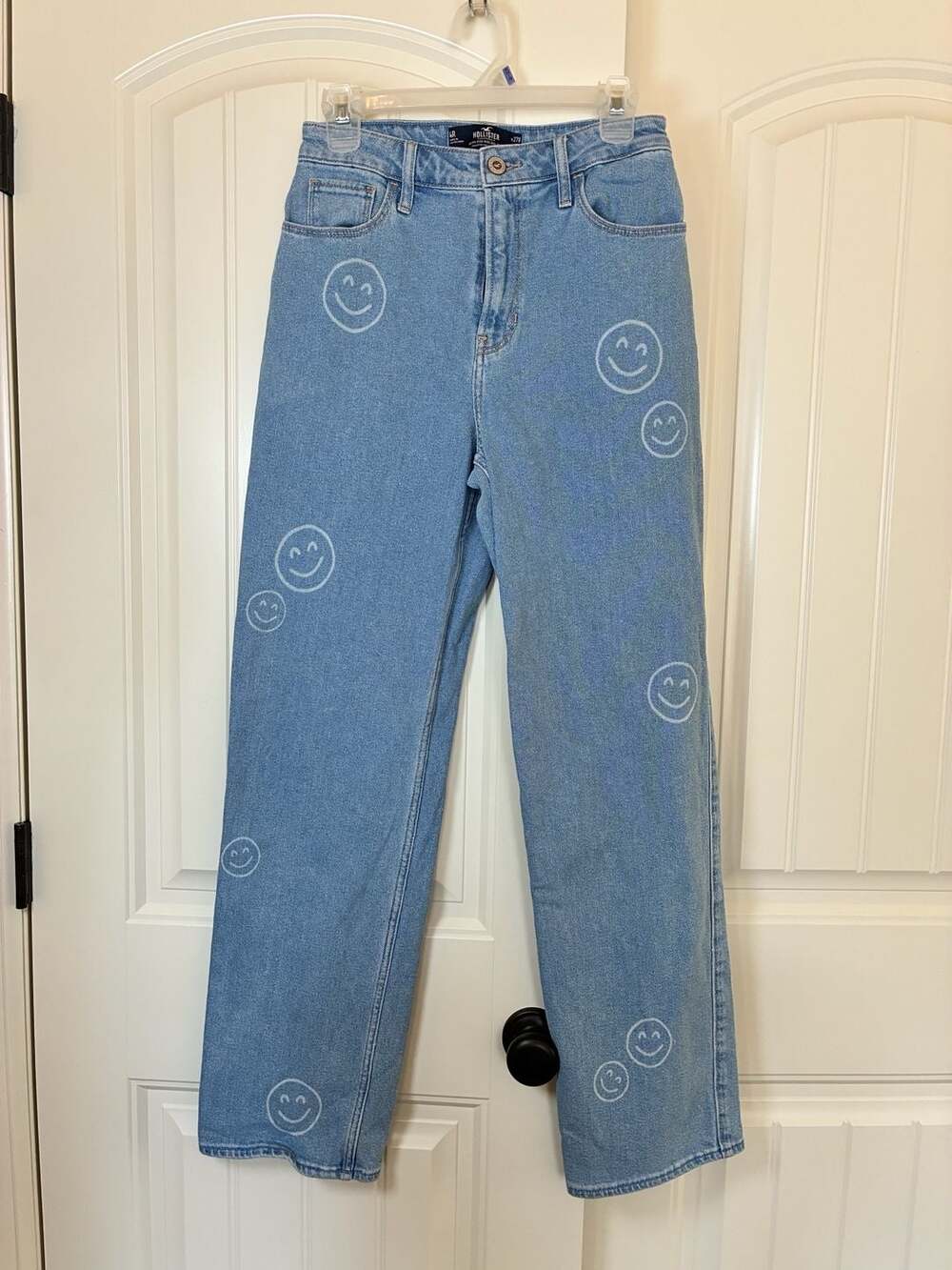 Hollister Ultra High-Rise Dad Jean Light Wash Smiley Face Graphic Size 4R 27R